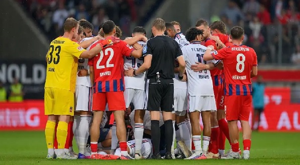 Bayern Munich and Heidenheim players surrounded Musiala as he received treatment