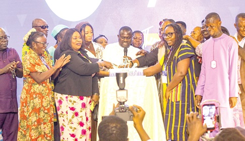 Albert Kwabena Dwumfour (middle), President of the GJA, assisted by Rebecca Ekpe (4th from left), Vice President of the GJA, and other officials in cutting the cake. Picture: CALEB VANDERPUYE