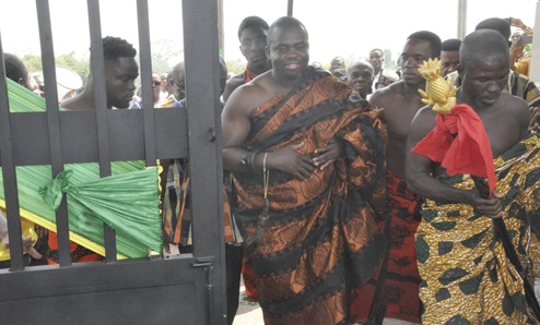 Togbe Dagadu IX, Okpekpewuokpe Akpinifiaga, walking through the gate (inset) to signify its official opening