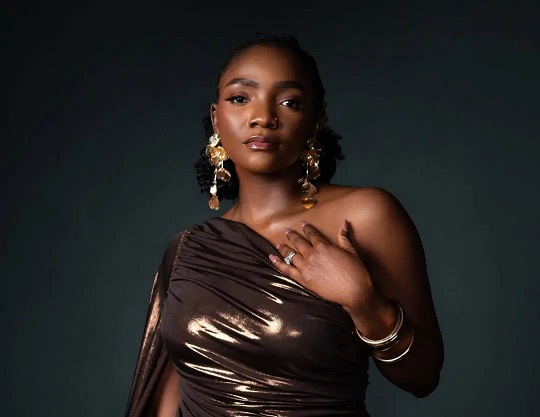 Simi responds to online criticism: "I've never been depraved!"
