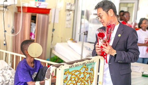 Christian Li, Managing Director, Vivo Energy Ghana, interacting with one of the patients at the children’s unit Christian Li, Managing Director, Vivo Energy Ghana, interacting with one of the patients at the children’s unit