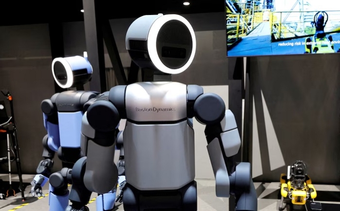 Boston Dynamics Atlas robots are displayed in the Hyundai Motor Group booth during CES 2026, an annual consumer electronics trade show, in Las Vegas, Nevada, U.S. January 6, 2026. REUTERS/Steve Marcus/File Photo