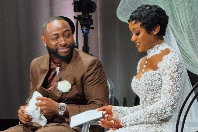 Davido begs Chioma to let him get massaged by multiple women in Ghana