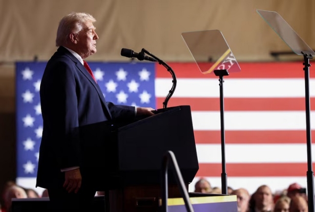  U.S. President Donald Trump delivers a speech on energy and the economy, in Clive, Iowa, U.S., January 27, 2026. REUTERS/Kevin Lamarque 
