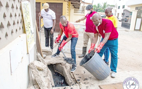 Dr Alhassan Iddrisu (2nd from left), Government Statistician, being assisted by some staff of the service to remove filth from a gutter Dr Alhassan Iddrisu (2nd from left), Government Statistician, being assisted by some staff of the service to remove filth from a gutter
