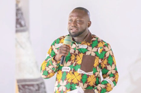 Abu Seidu, National Cordinator,  CODAPEC, COCOBOD, speaking to some farmers