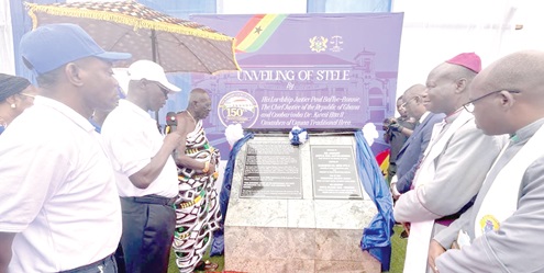 Paul Baffoe-Bonnie (3rd from right), the Chief Justice , Osabarimba Kwesi Atta II (3rd from left), Omanhen of Oguaa Traditional Area,  Justice Richard Adjei-Frimpong (2nd from left), Chairman of the Judiciary at 150 Planning Committee, unveiling the stele at WACA building at Cape Coast.