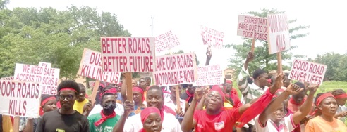 The residents held a peaceful demonstration calling for attention to the state of the roads. The residents held a peaceful demonstration calling for attention to the state of the roads.