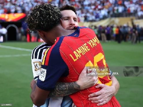 Lamin Yamal and Lionel Messi embraced after the match