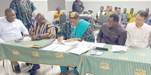 From left to right: Mahama Dung Daniel, MP for Talensi Constituency, followed by John Millim Nabwomya, DCE for Talensi, signing the agreement, Tongraan Kugbilsong Nanlebegtang, Paramount Chief of the Talensi Traditional Area, Prof. Michael Ayamga, Deputy CEO of the EPA, and Jinquan Wang, President and General Manager of CNML