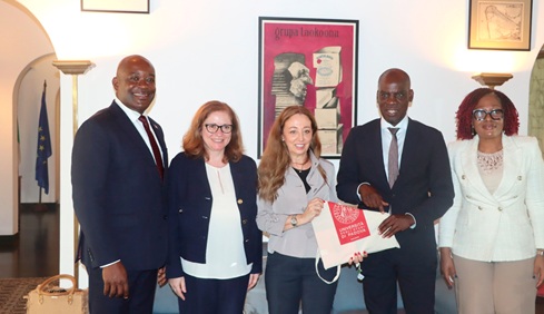 Haruna Iddrisu (2nd from right), Education Minister, receiving a souvenir from Prof. Daniela Mapelli (middle), Rector of the Università di Padova