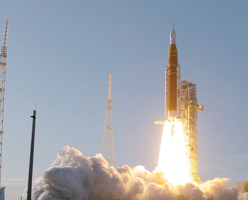 An Artemis on its way to the moon An Artemis on its way to the moon