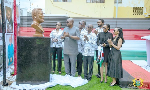 President Mahama (2nd from left), Johnson Asiedu Nketiah (middle), Fifi Kwetey (3rd from left) and the children of late President Rawlings admiring the bust