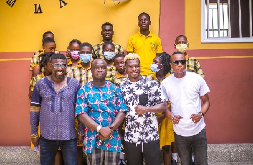The Director of the school, Archiebald Armah and personal aide together with the manager of Streetwise Management, Michael Amoo-Bediako and Richard Commey, former IBF lightweight champion together with some student- boxers including Abban and Neequaye