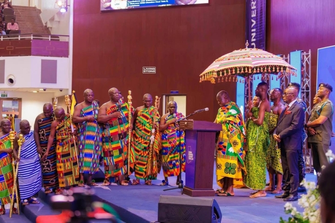 Dr Kofi Kodua Sarpong (4th from right), Chancellor, UPSA, presenting a canvas to Otumfuo Osei Tutu II (2nd from left), the Asantehene. Looking on are some members of the Asantehene’s entourage and other officials of UPSA. Picture: ERNEST KODZI