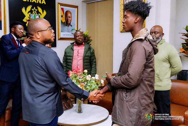 VIDEO: Evacuation of 300 Ghanaians from South Africa ‘no show’: Ghana High Commissioner to SA engages man who showed up at airport