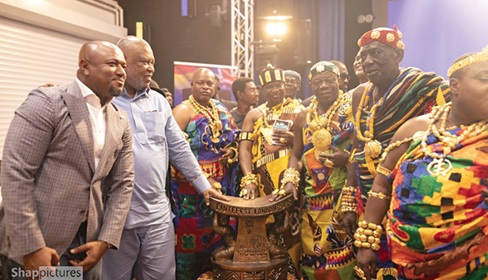 Charles Walker (left), Executive Director, FANTEFEST; Aquinas Tawiah Quansah (2nd from left), Deputy Head of Mission, Ghana High Commission UK; Osabarimba Kwesi Atta II (2nd from right), Oguaamanhene; Daasebre Kwebu Ewusi, President, Central Regional House of Chiefs, with other chiefs of Oguaa, Abeadze and Abura