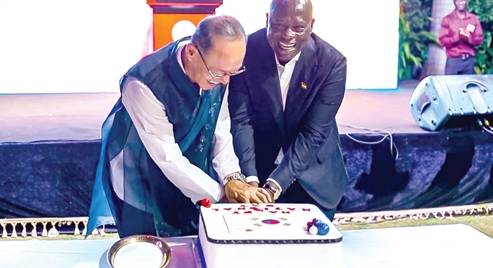 Emmanuel Armah-Kofi Buah (right), Minister of Lands and Natural Resources, cutting a cake with Park Kyongsig, Ambassador, Republic of Korea to Ghana 