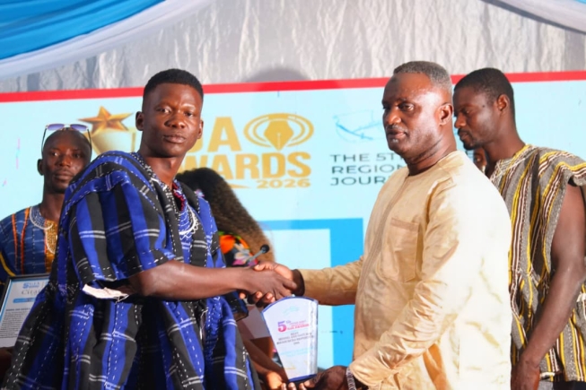 Yakubu Abdul-Majeed (right), the Northern Regional Chairman of the GJA, handing over the Mining and Natural Resources Award to Gilbert Azeem Tiroog, Upper East Regional Correspondent of the Daily Graphic