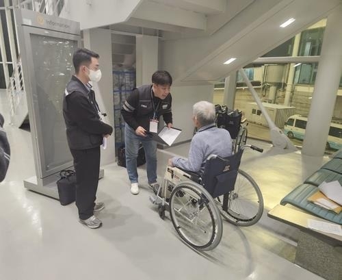 A drug trafficking suspect in his 80s arrives in South Korea in a wheelchair after hiding in Ghana for about 22 years in this photo provided by the Korean National Police Agency on Monday. (Yonhap)