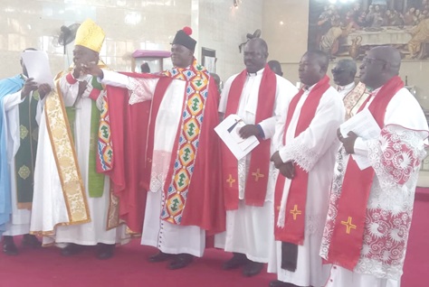 Most Rev. Dr Cyril Kobina Ben-Smith (2nd from left), Metropolitan and Primate, Church of the Province of West Africa, Anglican Church, introducing Venerable Dr Paul Shaibu Katampu, the new GACA Chairman, to the congregation while other national executives look on