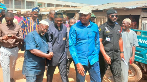 Mahama Ayariga (middle), Minister of Local Government, Chieftaincy and Religious Affairs, being conducted round the market