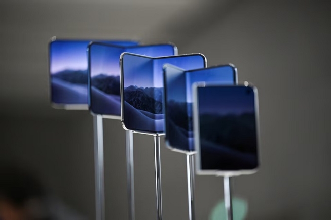 The new foldable iPhone Duo is displayed on its launch day at an Apple store, in Berlin, Germany, October 23, 2026. REUTERS/Annegret Hilse