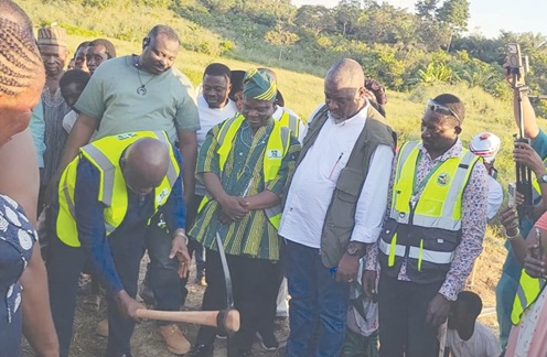 Eric Opoku, Minister of Food and Agriculture, cutting the sod  for the project while Mba Zechariah Alenbilla (3rd from right), DCE for Atwima Nwabiagya North, and others look on