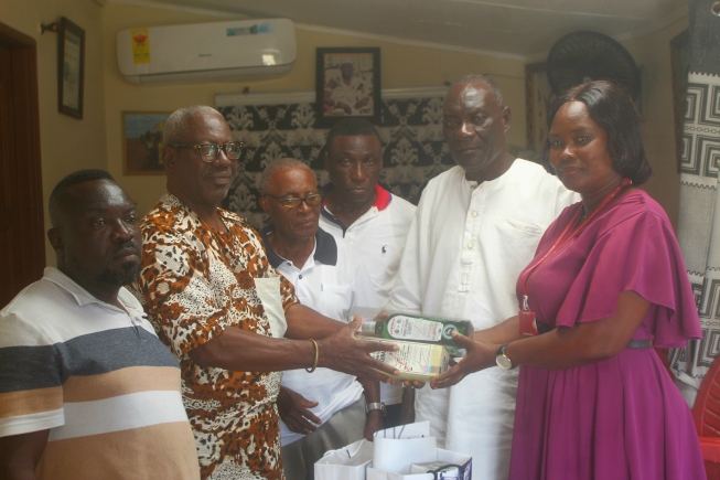Yvonne Aryee, Snr. Corporate Communications Officer at Graphic Communications Group Ltd, presenting items to Daniel Nii Addy (2nd from left), an elder of the Adabraka Stool. Accompanying them are Tetteh Adjabeng II (2nd from right), the Adabraka Manste, along with some elders of the Adabraka Stool. Picture: ESTHER ADJORKOR ADJEI 