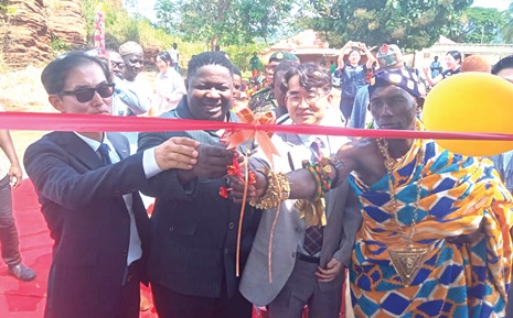 Dr Hong Seok Kim (left), Chief Representative, Korea Environmental Industry and Technology, together with Yakubu Issifu (2nd from left),­­ MCE, Mampong Municipality, Dr Byungchul Ko (2nd from right), General Manager, K-eco, and Nana Oppong Adade IV (right), Chief of Bobin, jointly cut the tape to inaugurate the water 
