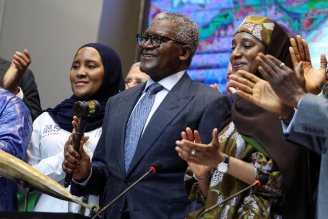 Aliko Dangote, President and Chief Executive Officer of Dangote Group holds a gavel during the opening day of Dangote Refinery's initial public offering (IPO) at the Nigerian Exchange Group (NGX Group) in Marina, Lagos, Nigeria, September 14, 2026. REUTERS/Sodiq Adelakun