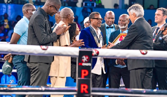Ike Quartey (middle) receiving the award from WBA Supervisor Hernan Ramiro Salvo (right)