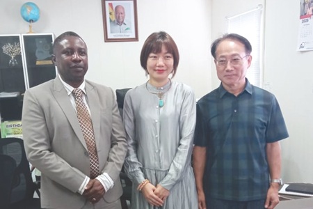 Samuel Eric Adu-Dankwa (left), CEO, Ghana Irrigation Authority, Irene Park,  CEO and Hong Ilpyo (right), Chief Strategy Officer, both of JH Sustain International, after the briefing