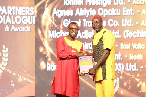 East Volta distributor Third Force receiving award for Best Miksi Flavours Distributor.