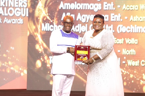 Ashanti based ‘Afia Agyewaa Enterprise’ receiving award for Best Onga Tablet Distributor