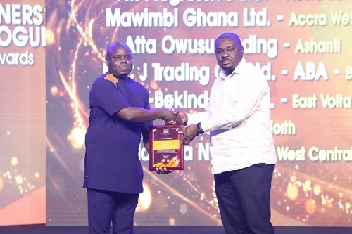 Ashanti based ‘Atta Owusu Trading’ receiving award for 2nd Best Cowbell VitaRich/Premium Distributor