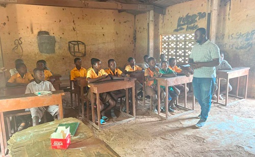 Amadu Zulyaden, Advocacy and Policy Influencing Specialist of School for Life, sensitising some  schoolchildren to climate change