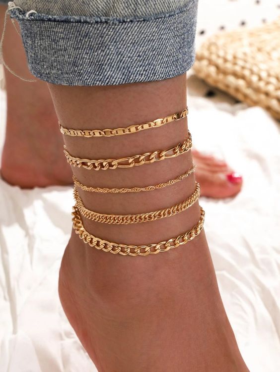 Simple anklets, whether in the form of a chain, leather or bead, is a great way to become accustomed to wearing an anklet, usually subtle and delicate enough to go out.