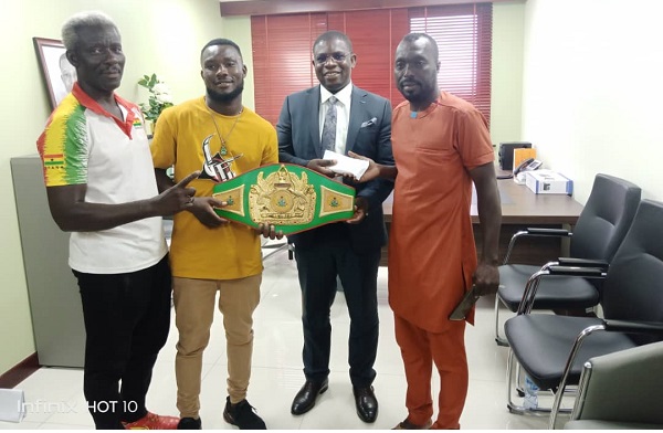 Richard Gyan - Mensah (2nd from right) receives the lightweight title from Richard Fenyi ()2nd from left