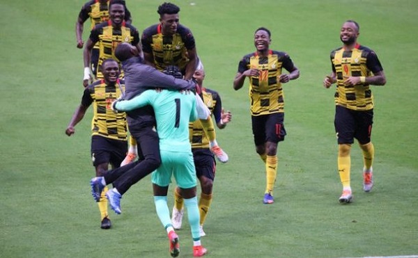 Ghanaian players run towards Abdul Manaf Nurudeen to celebrate victory
