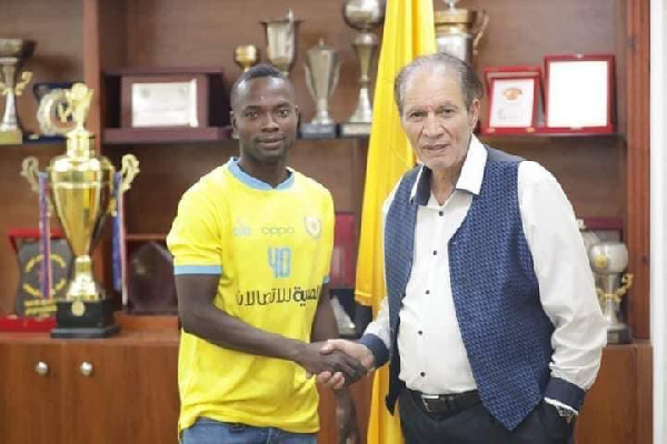 Yaw Annor being congratulated by Ismaily FC President, Yehia El-Komy, after signing the contract