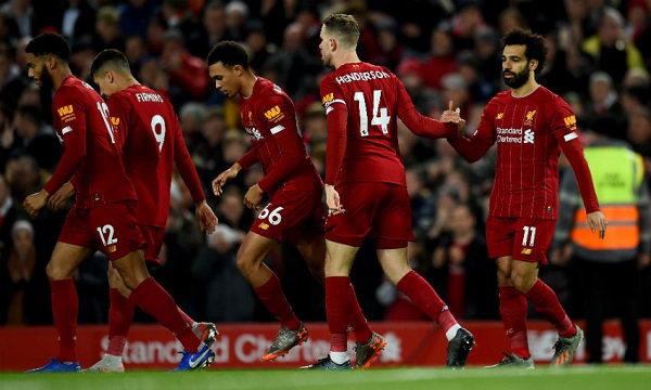  A dejected Liverpool side after their stalemate with Tottenham