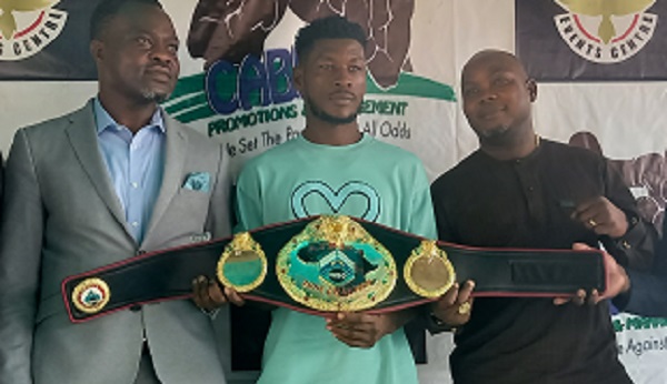 Patrick Allotey(middle) with managers Ivan Bruce Cudjoe (right) and Ellis Quaye