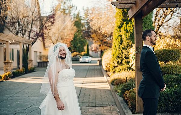 Just before the first look, a tradition where the (real) bride reveals her dress to her partner Just before the first look, a tradition where the (real) bride reveals her dress to her partner