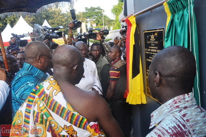  President John Mahama and the Asantehene, Otumfuo Osei Tutu II (in cloth) looking on after unveiling a plaque to inaugurate the Rattray Park in Kumasi.