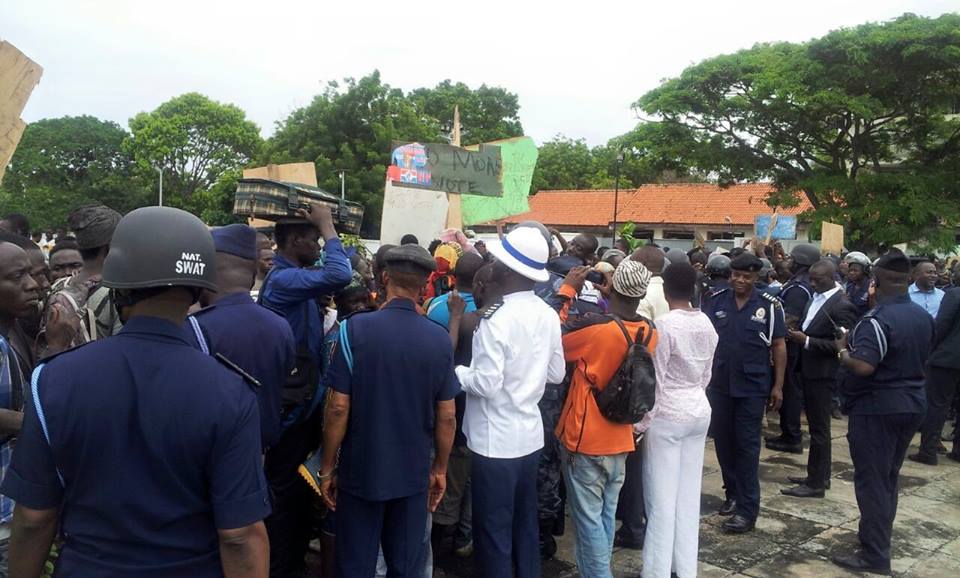 676 Sodom and Gomorrah residents demonstrate over demolition - See more at: http://graphic.com.gh/news/general-news/44997-sodom-and-gomorrah-angry-residents-demonstrate-over-demolition.html#sthash.aAFepXl7.dpuf