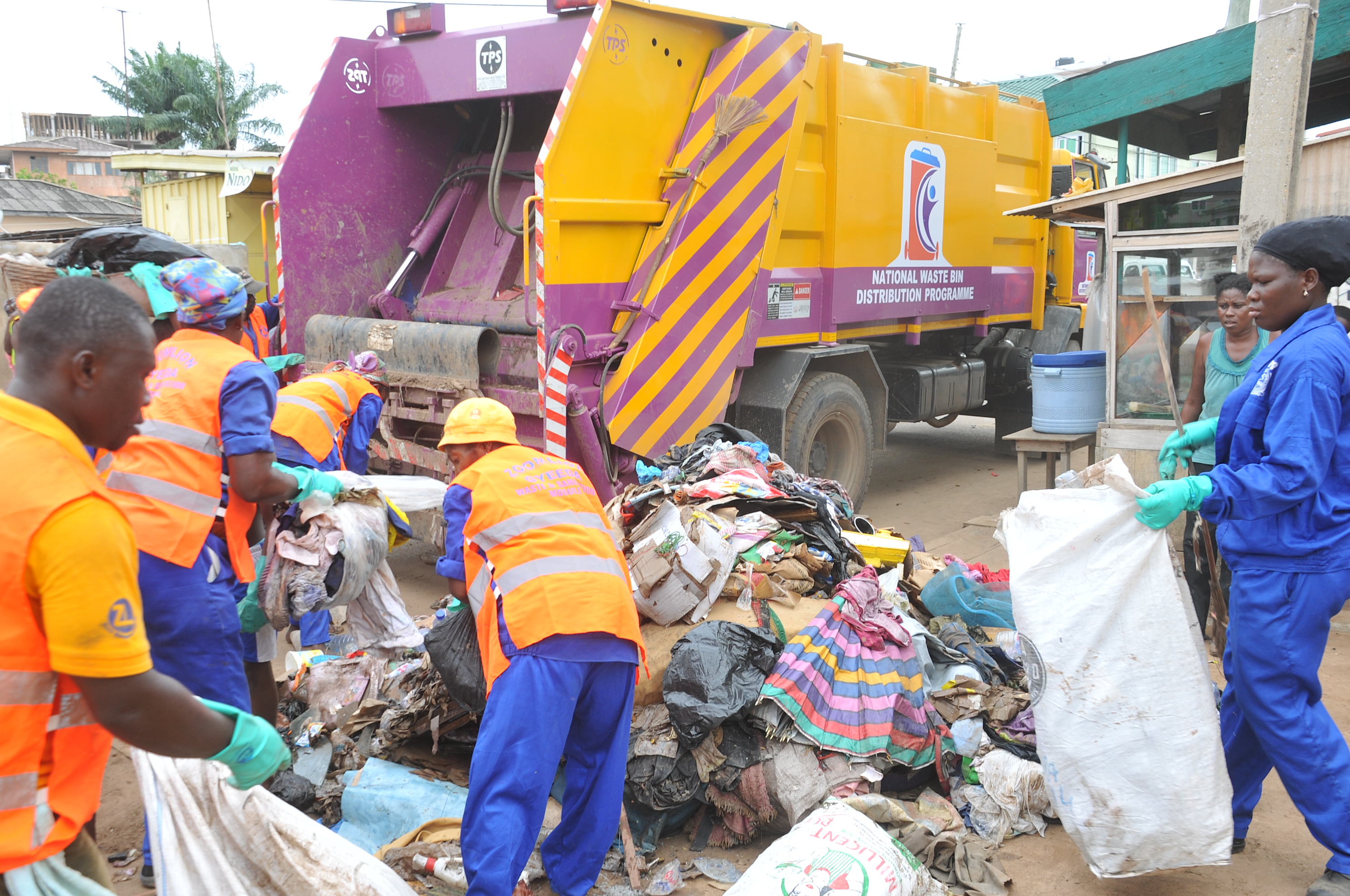 Zoomlion clearing the debris