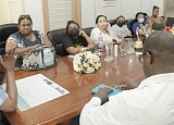 Kobby Asmah (left), Editor, Graphic addressing the delegation from Xavier University of Louisiana and University of Southern California during the meeting. Picture: EDNA SALVO-KOTEY