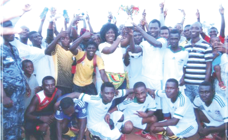 Rachel Florence Appoh (middle)  joins  the Gomoa Benso team to celebrate their victory