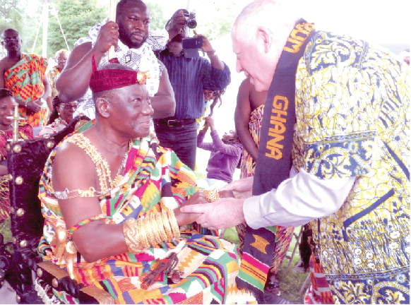 Daasebre Osei Bonsu II,  Mamponghene (left), exchanging greetings with His Excellency Vat Quinn, Governor of the State of Illinois (right), at the Ghana Fest, in Chicago, North America.
